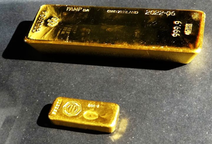 Tech Sell-off Pushes Gold to One-Year Low as White Metals Plunge